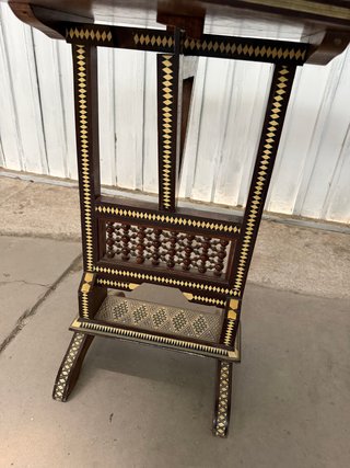 Mesita antigua de madera con nacar