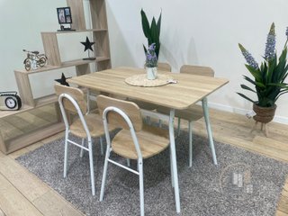 MESA CON 4 SILLAS