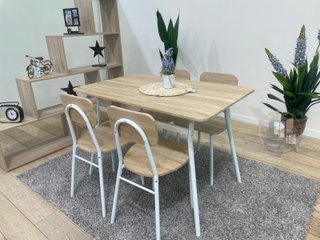 MESA CON 4 SILLAS