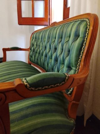 Sillón antiguo tapizado verde y madera