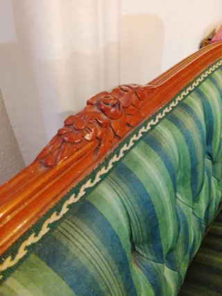 Sillón antiguo tapizado verde y madera