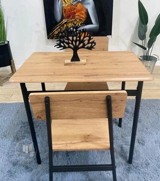 MESA CON 2 SILLAS