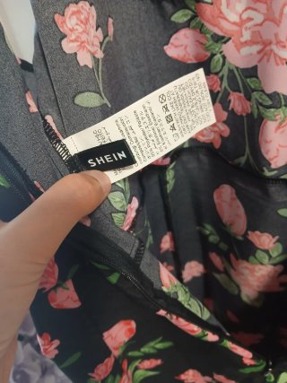 Vestido floral Shein negro y rosa