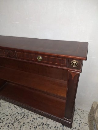 Estantería de madera marrón