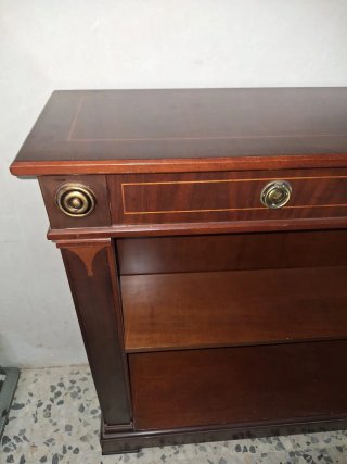 Estantería de madera marrón