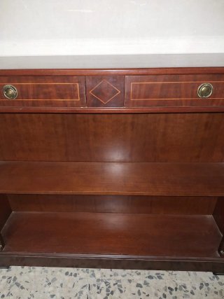Estantería de madera marrón