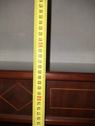 Estantería de madera marrón