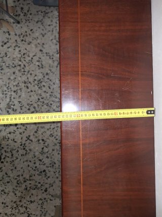 Estantería de madera marrón