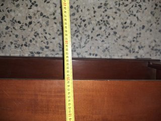 Estantería de madera marrón