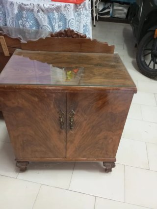 Armario y mesita de madera oscura