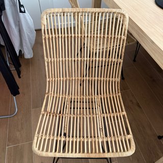 Silla de ratán con patas metálicas
