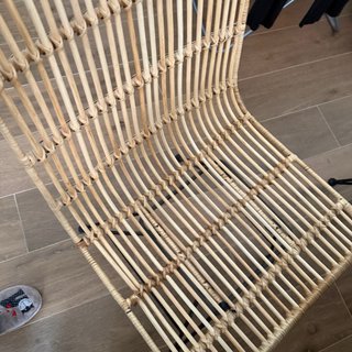 Silla de ratán con patas metálicas