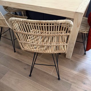 Silla de ratán con patas metálicas