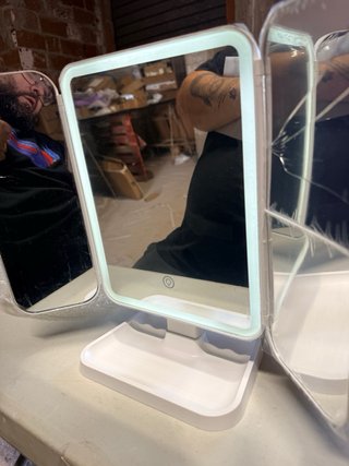 Espejo de maquillaje con luces