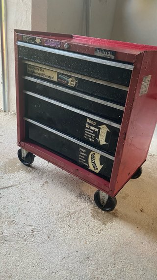 Carro de herramientas rojo con ruedas