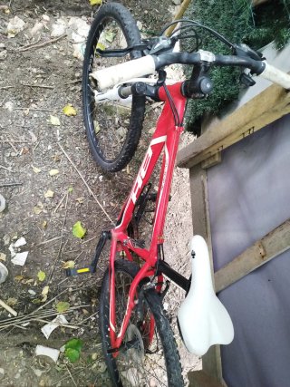 Bicicleta de montaña roja