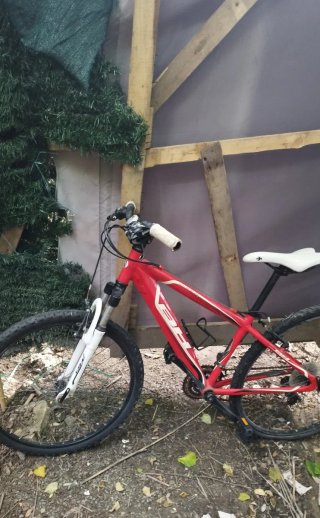 Bicicleta de montaña roja