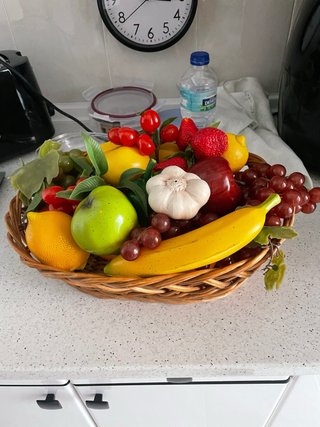 Cesta de frutas artificiales decorativa