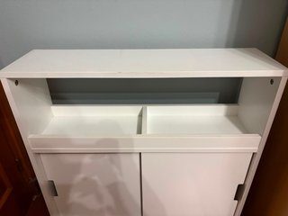 Mueble organizador blanco con puerta corredera