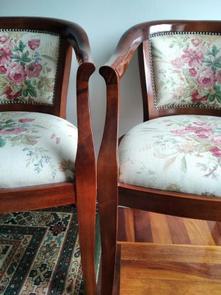 Dos sillas de madera con tapicería floral