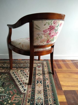Dos sillas de madera con tapicería floral