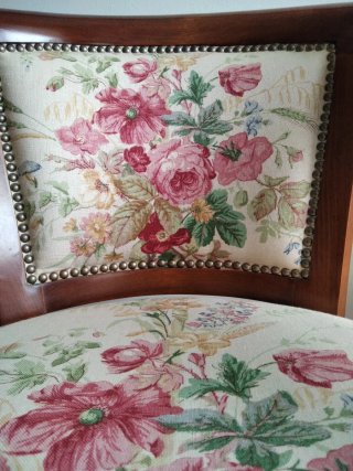 Dos sillas de madera con tapicería floral