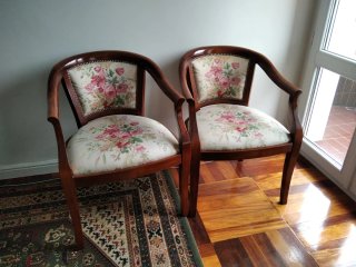 Dos sillas de madera con tapicería floral