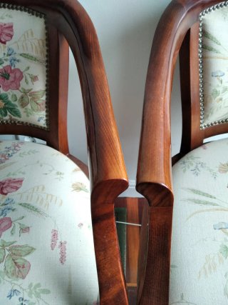 Dos sillas de madera con tapicería floral