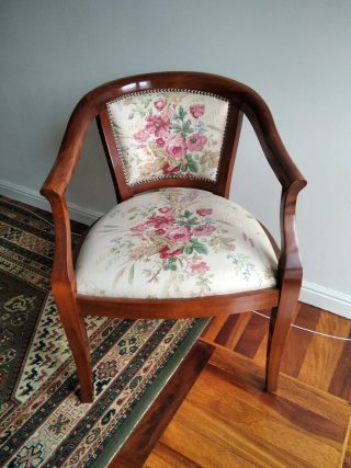 Dos sillas de madera con tapicería floral