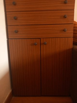 Cómoda cajonera alta de madera