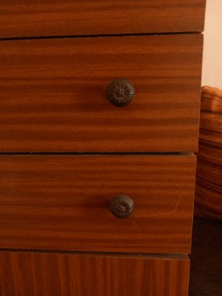 Cómoda cajonera alta de madera
