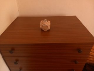 Cómoda cajonera alta de madera