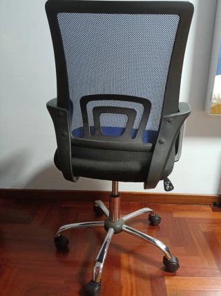 Silla de oficina ergonómica azul y negra