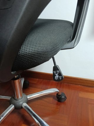 Silla de oficina ergonómica azul y negra