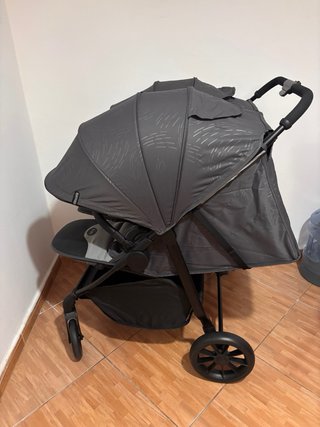 Carro gemelar gris con bolso y cambiador