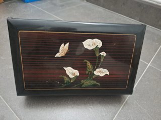 Caja de música joyero decorada