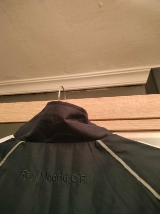 Chaqueta Cortavientos Real Madrid Negra y Blanca