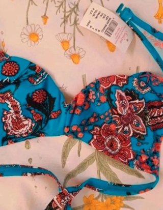 Bikini estampado con aros y etiquetas