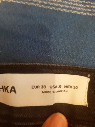 Pantalón vaquero negro roto