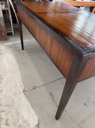 Escritorio de madera y bambú