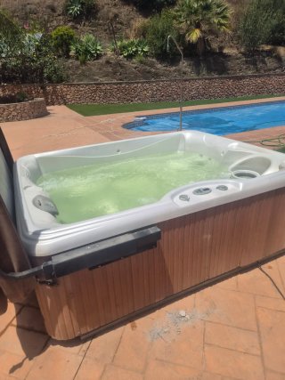 Jacuzzi Hot Spot per 3 persone Nuovo vale 8500€