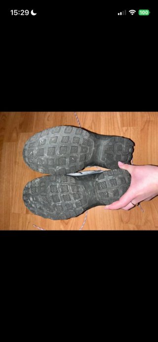 Botas de montaña grises y blancas