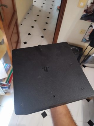 PS4 (PlayStation 4) Negra + 2 Juegos y mandos