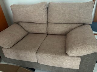 Sofá de tela beige y marrón