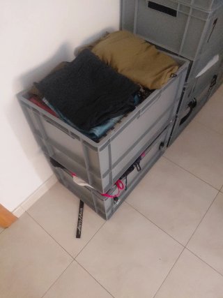 Cajas de plástico apilables grises