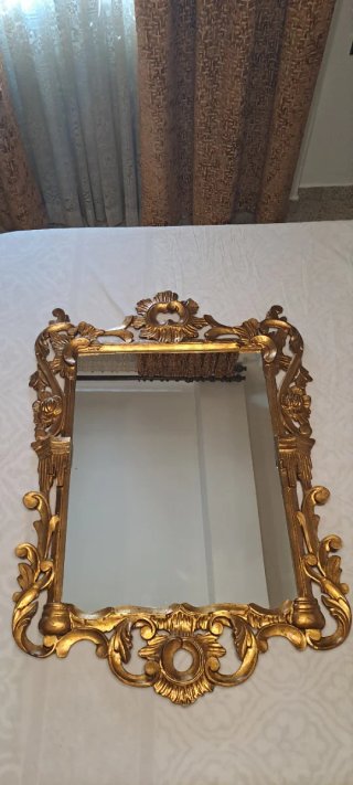 Espejo Dorado con Marco Tallado mide 67x97cm