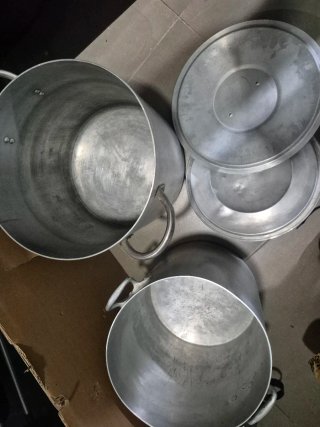 Olla grande de metal