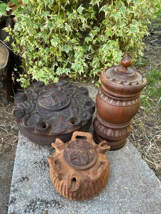Grolle in legno intagliato