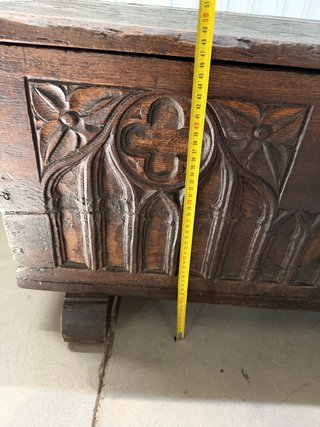 Baúl antiguo de madera tallada