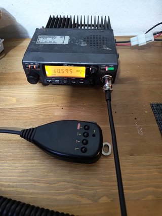 Emisora ADI VHF AR-147
